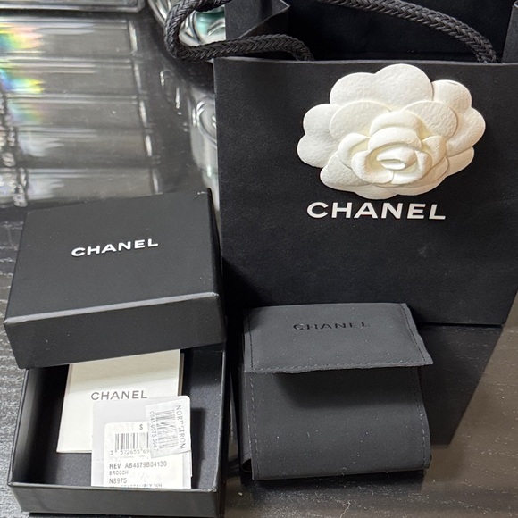 CHANEL Gold and Pearl Brooch - Picture 10 of 10